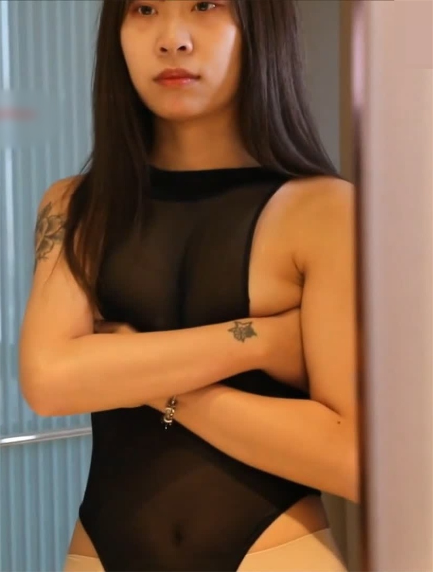 学院派极品长腿气质女模私拍透明丝袜制服 1V
