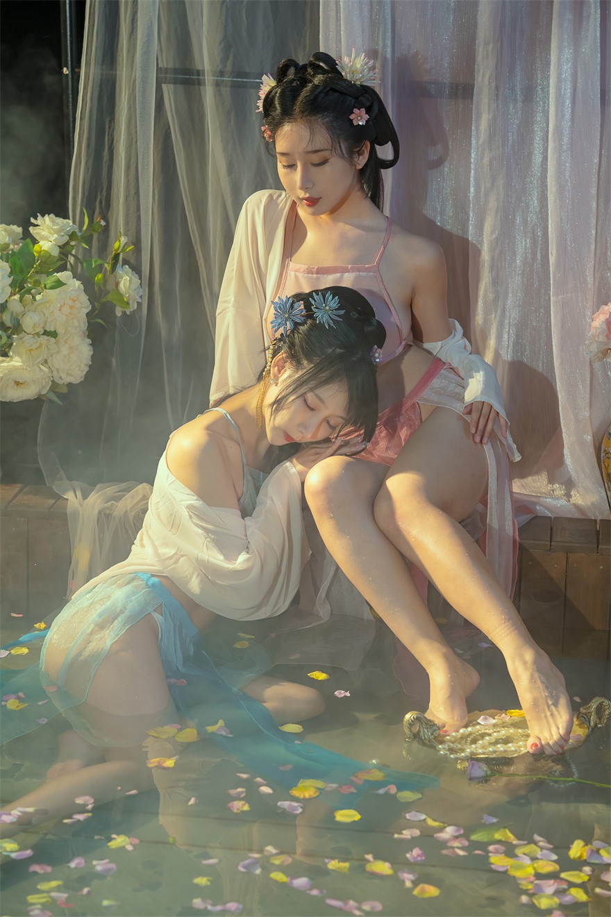 双模美少女云溪溪x奶桃古装浴池嬉戏 42P1V