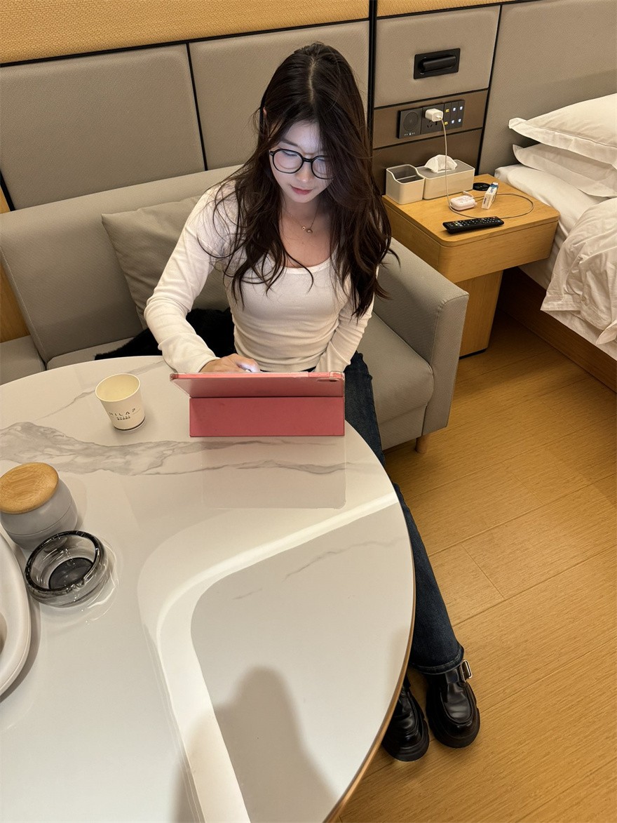 美艳大学生对毛衣过敏清纯女友 18P1V